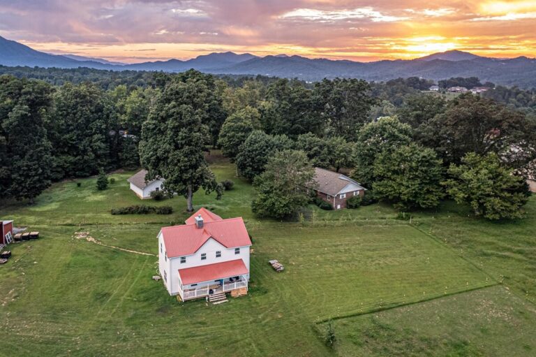 Farmhouse Cabin 9 The Farmhouse is perched on a rolling hill overlooking the farm