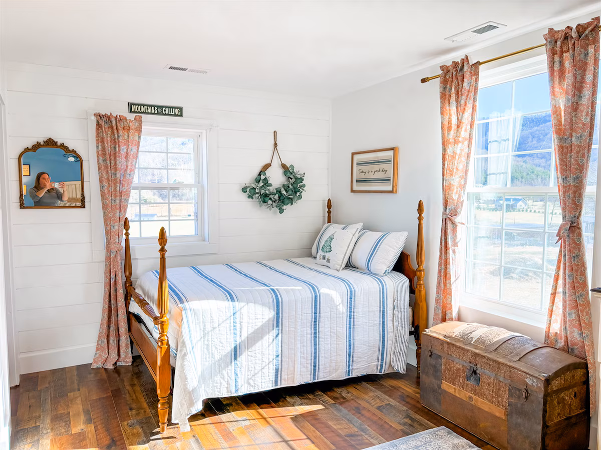 Farmhouse Cabin 4 light and bright, every room is uniquely decorated