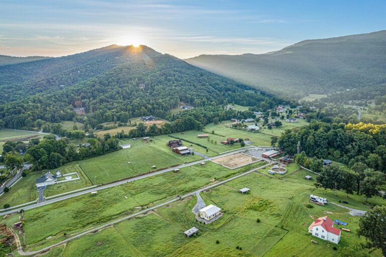 Farmhouse Cabin 3 our 24 acre farm in Wears Valley