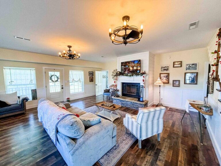 Farmhouse Cabin 11 real wood burning fireplace