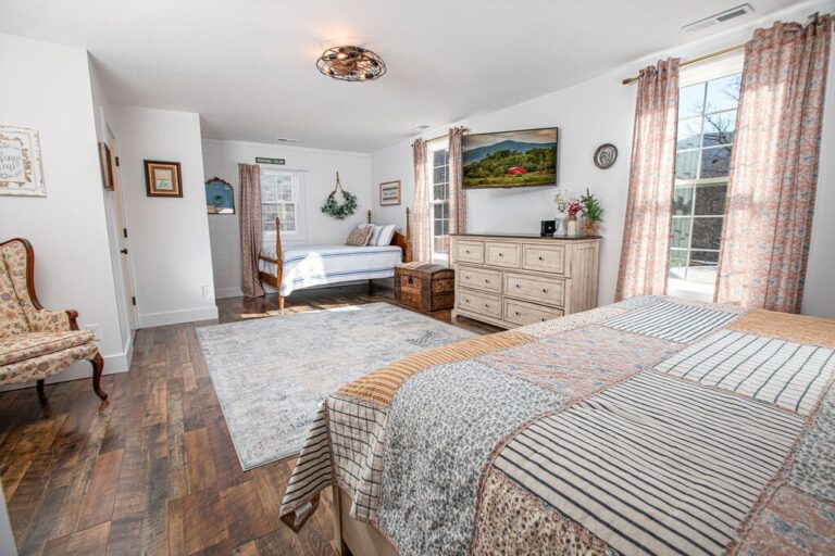 Farmhouse Cabin 33 upstairs king bedroom with full bed