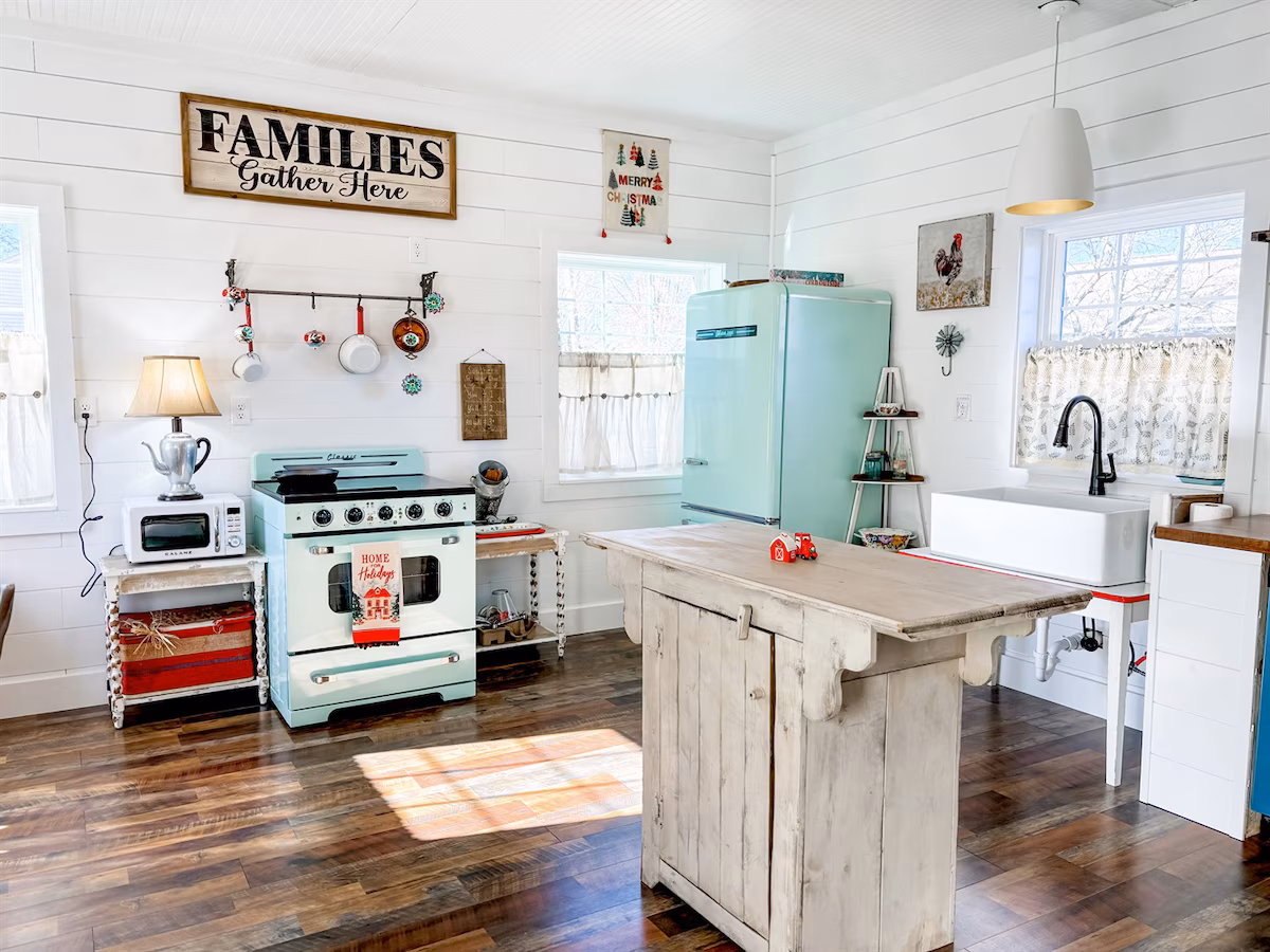 Farmhouse Cabin 13 vintage spacious kitchen new appliances
